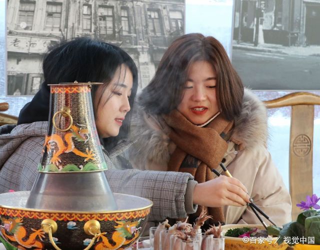 美女冰屋子吃火锅:外冷里热